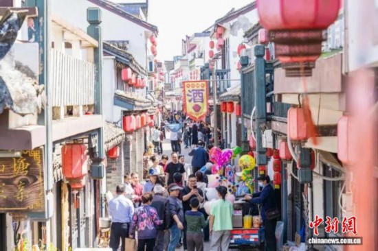 浙江平湖，热闹的山塘老街。平湖市委宣传部供图